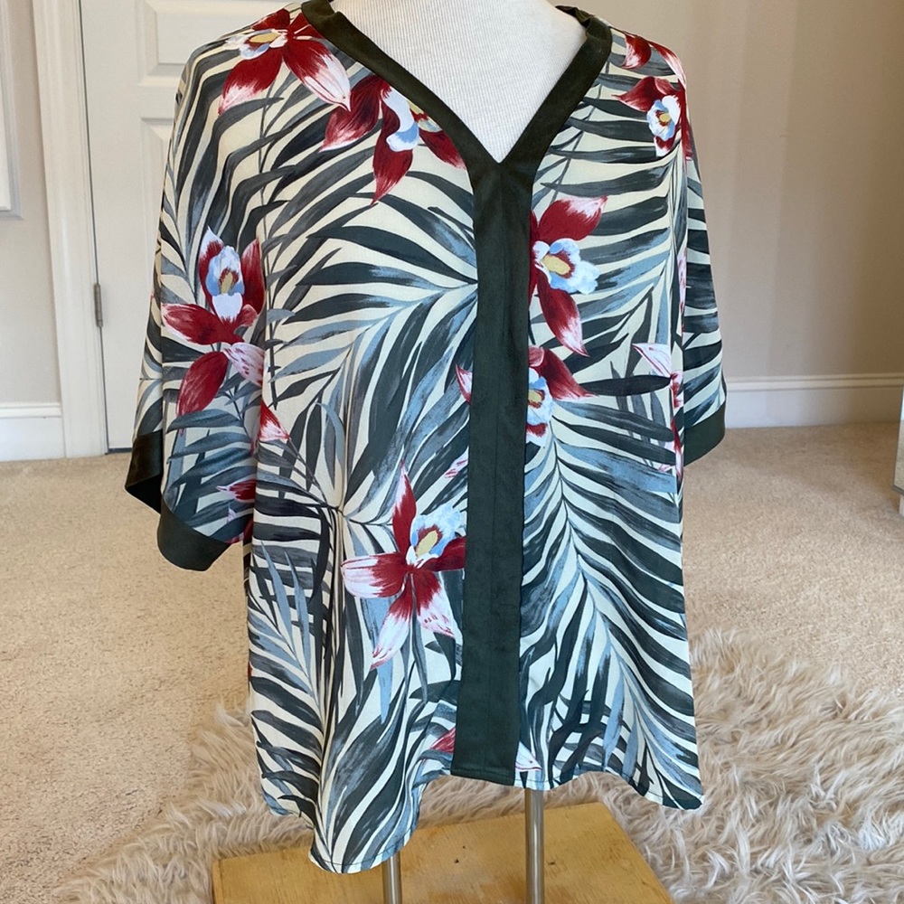 W5 - Pullover blouse with satiny green trim - size L